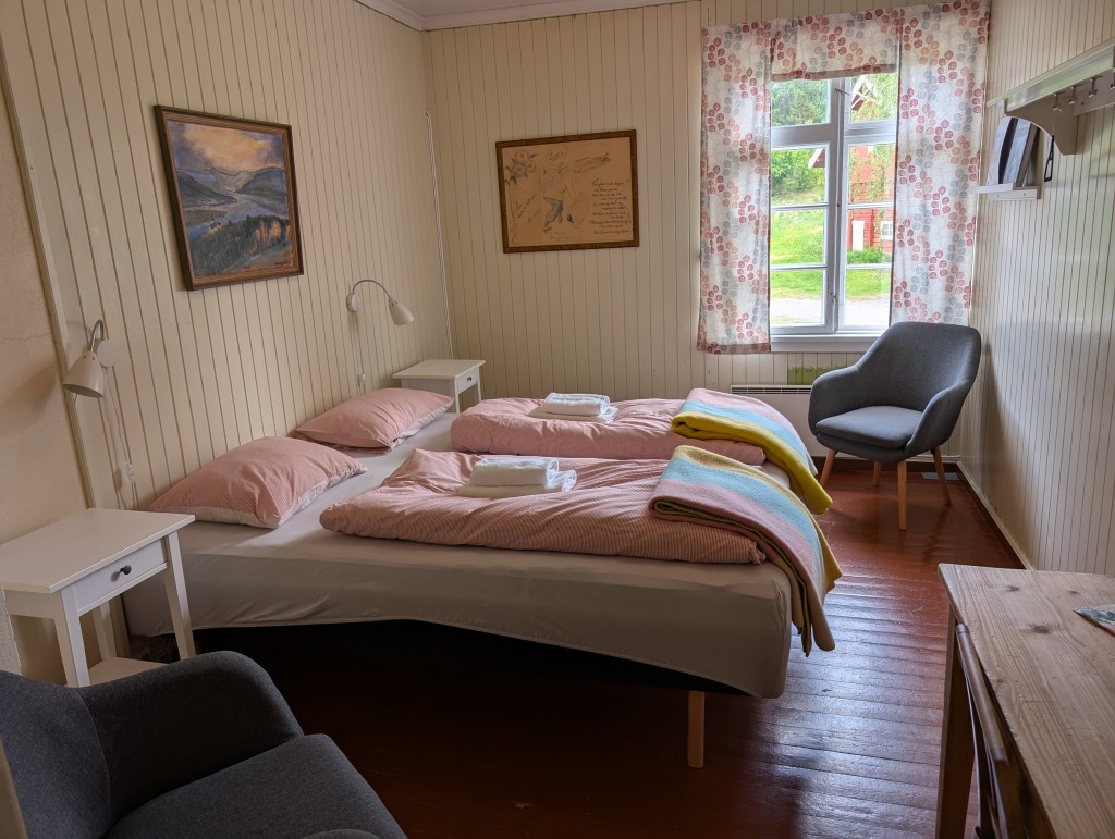 Rom nr. 10: Valdresbanen, dobbeltrom med utsikt mot hagen. Tema her er bilder fra Valdresbanen og Fluberg. Gjestene til Granum kom med Valdresbanen til Fluberg stasjon før i tiden. Nå kan en sykle dresin eller gå på ski langs den gamle skinnegangen.