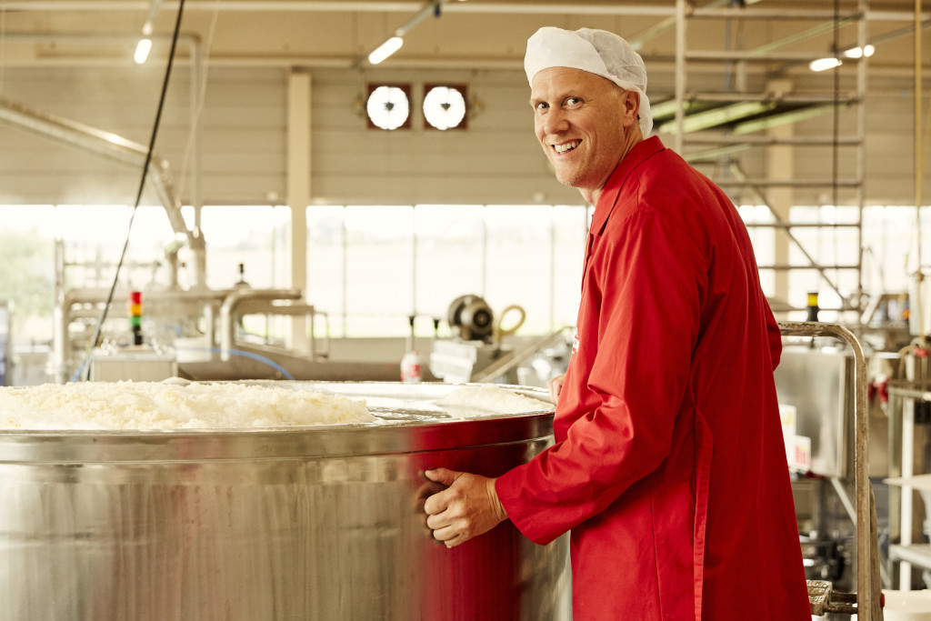 Produksjonssjef Helge følger med på eplemosten som skal tappes.