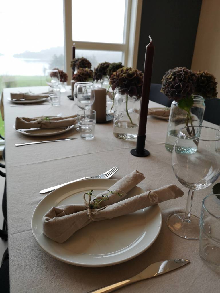 Treng du lokale til eit arrangerment har me Gardsloftet som som har plass til 50 personar, og som har ein nydeleg utsikt over Nådesundet.