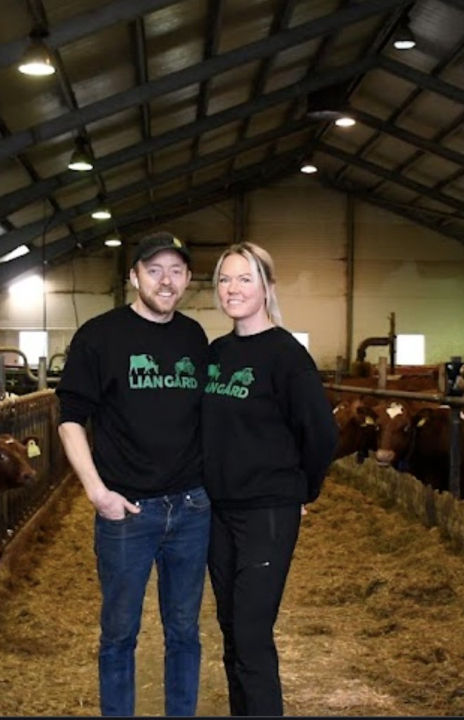 Dette er oss – Lise og Tor Arne Hagen.
Det er vi som driver Liangård-Hagens Simmental og Lian gårdsbutikk i Nærøysund.
Sammen står vi for den daglige driften på gården, med alt fra dyrestell, fôrproduksjon og fjøsarbeid til gårdsbutikk, kundekontakt og videreutvikling av virksomheten.
Vi brenner for god dyrevelferd, kvalitetsråvarer og å skape en nærere forbindelse mellom produsent og forbruker. Derfor er det viktig for oss å kunne tilby mat med kjent opprinnelse og dele litt av historien bak både gården, dyrene og produktene våre.