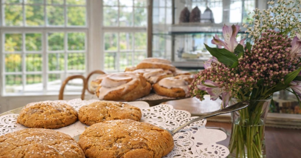 Ingenting slår duften av nystekt bakst! ✨ Rett som det er popper bakeriet vårt opp i lysthuset med hjemmelagde kaker, boller og nystekt brød.