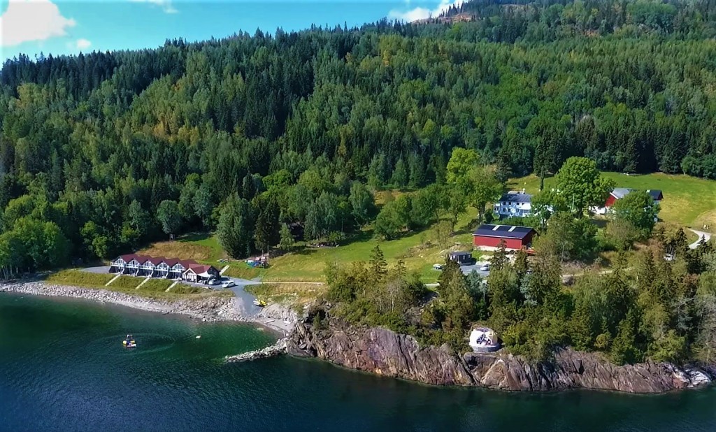 Oversiktsbilde av gården Hjellup, Dome Smiberget, Litj-stua og gjestehusene på Drivhussletta.