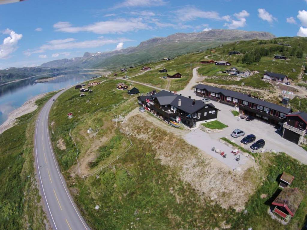Ligger ved FV 50 mellom Hol og Aurland.