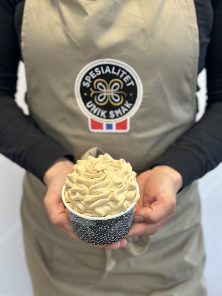 En ny klassiker i Ålesund.
Siden lanseringen sommeren 2023 har brunost softisen vår blitt en av våre mest populære signaturer hos oss i Tollbugata 3.