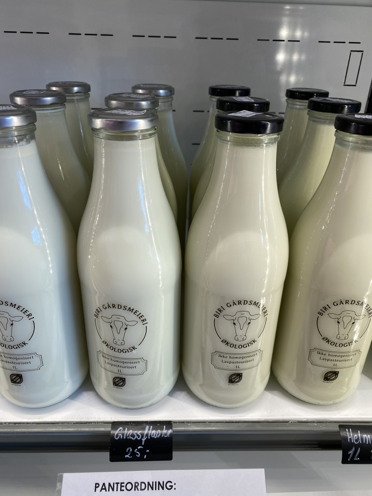 Økologisk melk fra Biri Gårdsmeieri, lavpasteurisert og ikke homogenisert. Første gang kjøper du glassflaska. Neste gang tar du den med, og betaler kun for melka.