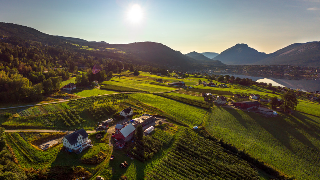 Gardsbrenneriet held til på Jørnbruket på Hauge i Nordfjord. Ein gard med lange tradisjonar for frukt- og grønsaksdyrking.
