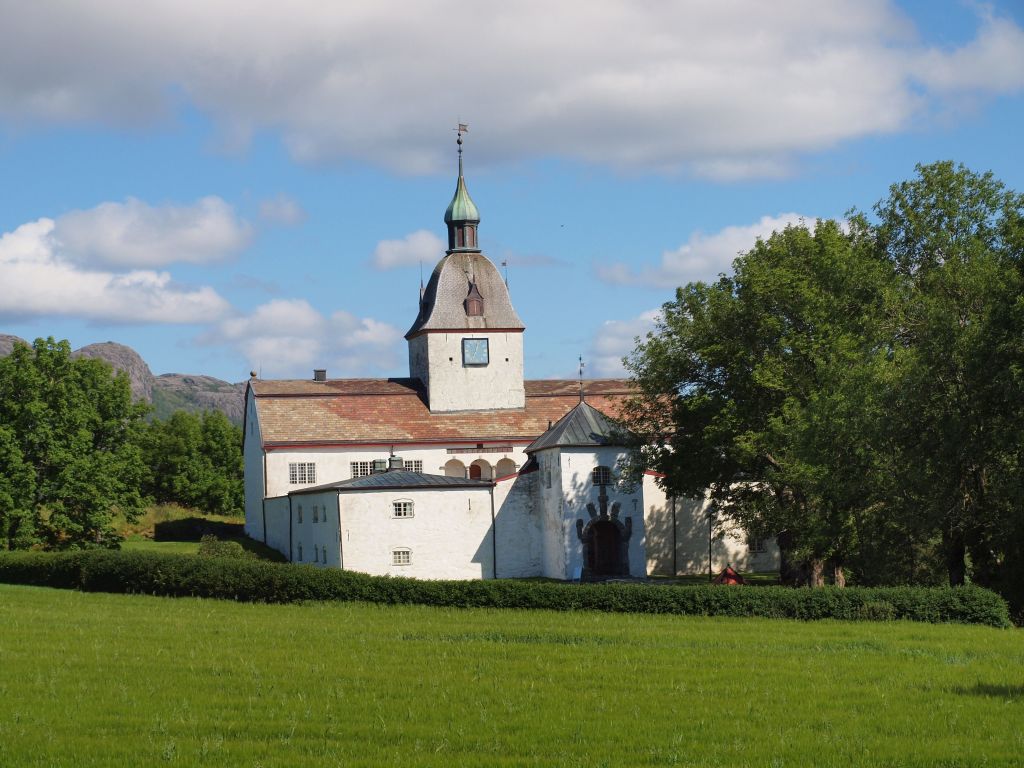 Austråttborgen. Et middelalderslott med omvisning hele sommeren.