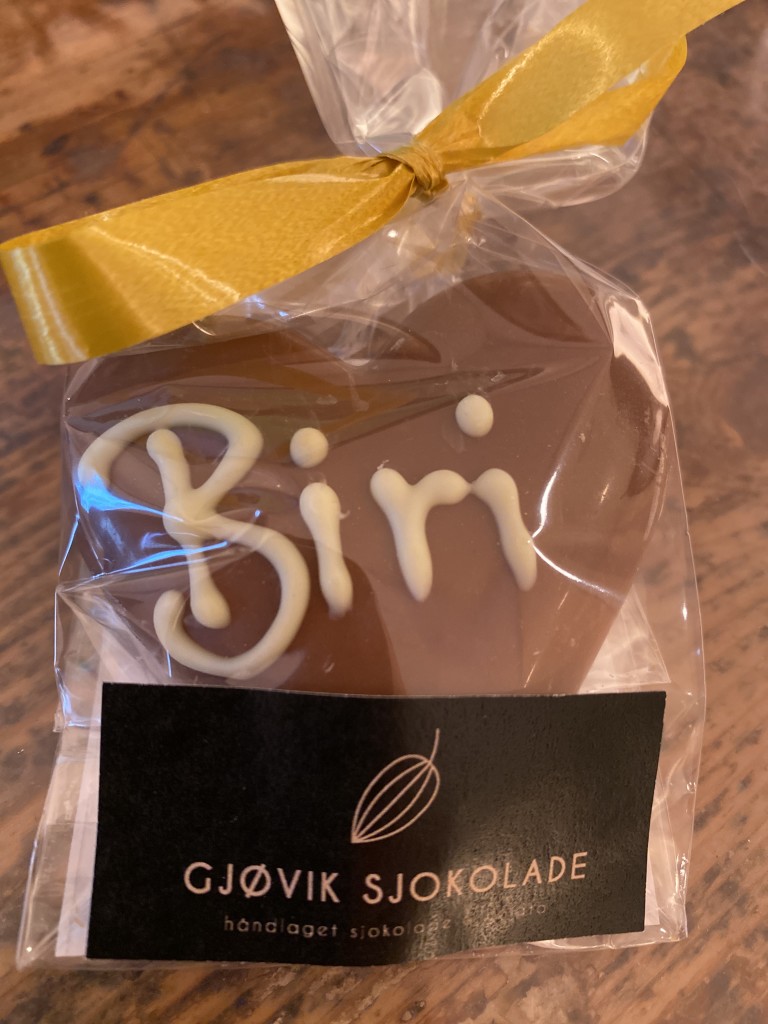 Biri-hjerte av melkesjokolade, håndlagd hos vår lokale sjokoladefabrikk på Gjøvik.