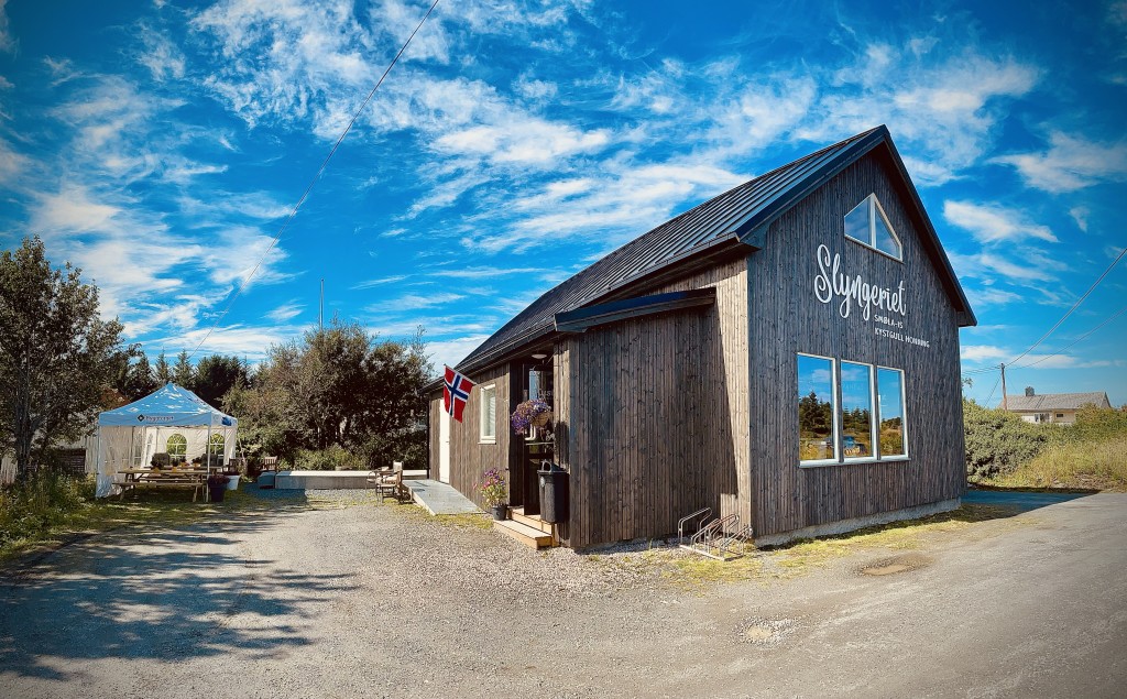 Slyngeriet er stedet til prisbelønte KystGull Honning og Smølas eneste Gelatao isbar.