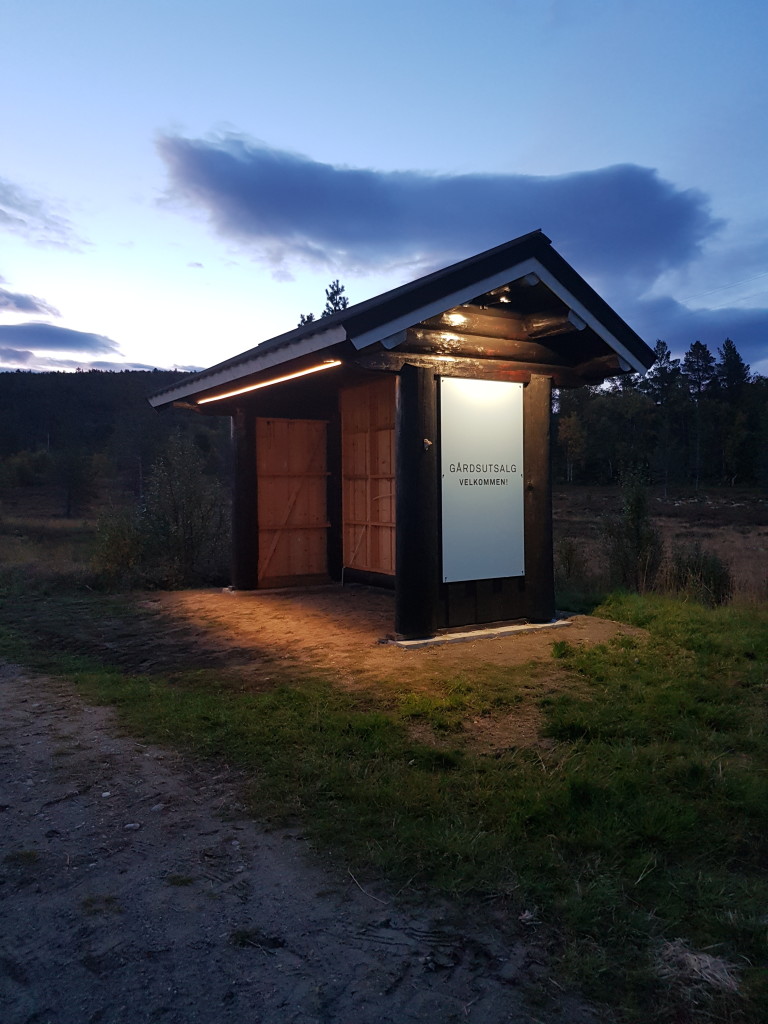 Portal ved innkjøringen til Tørresvangen Gårdsysteri, ligger ved Rv3