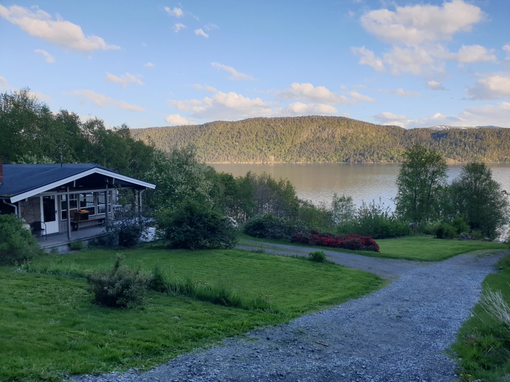 Hytteutleige med båtutleige og fine fiskemuligheter. Eget båthus og  kai.