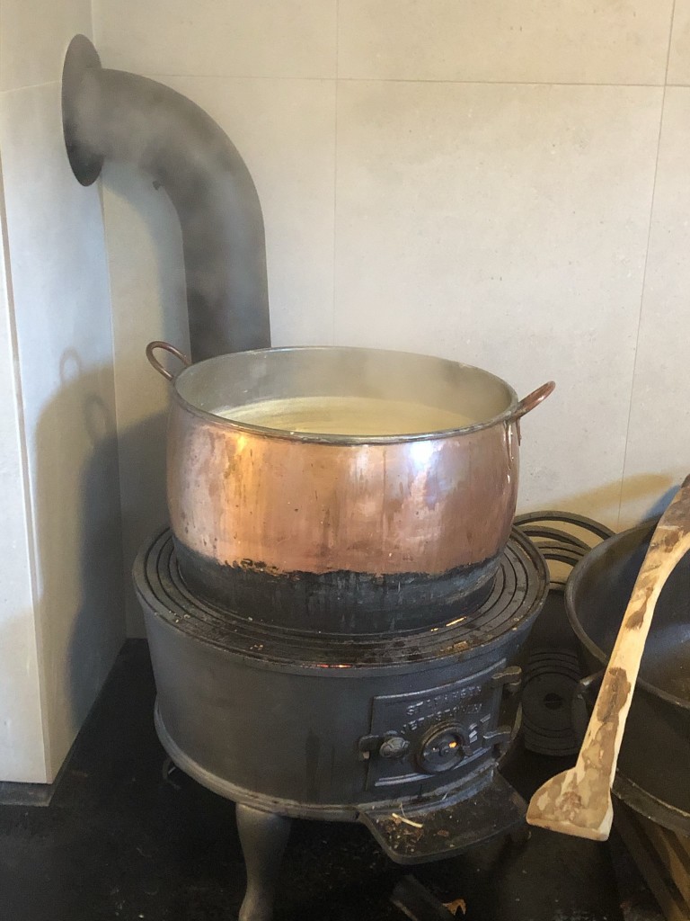 Koking av brunost og prim etter gammel tradisjon på ved i kobberkjele.