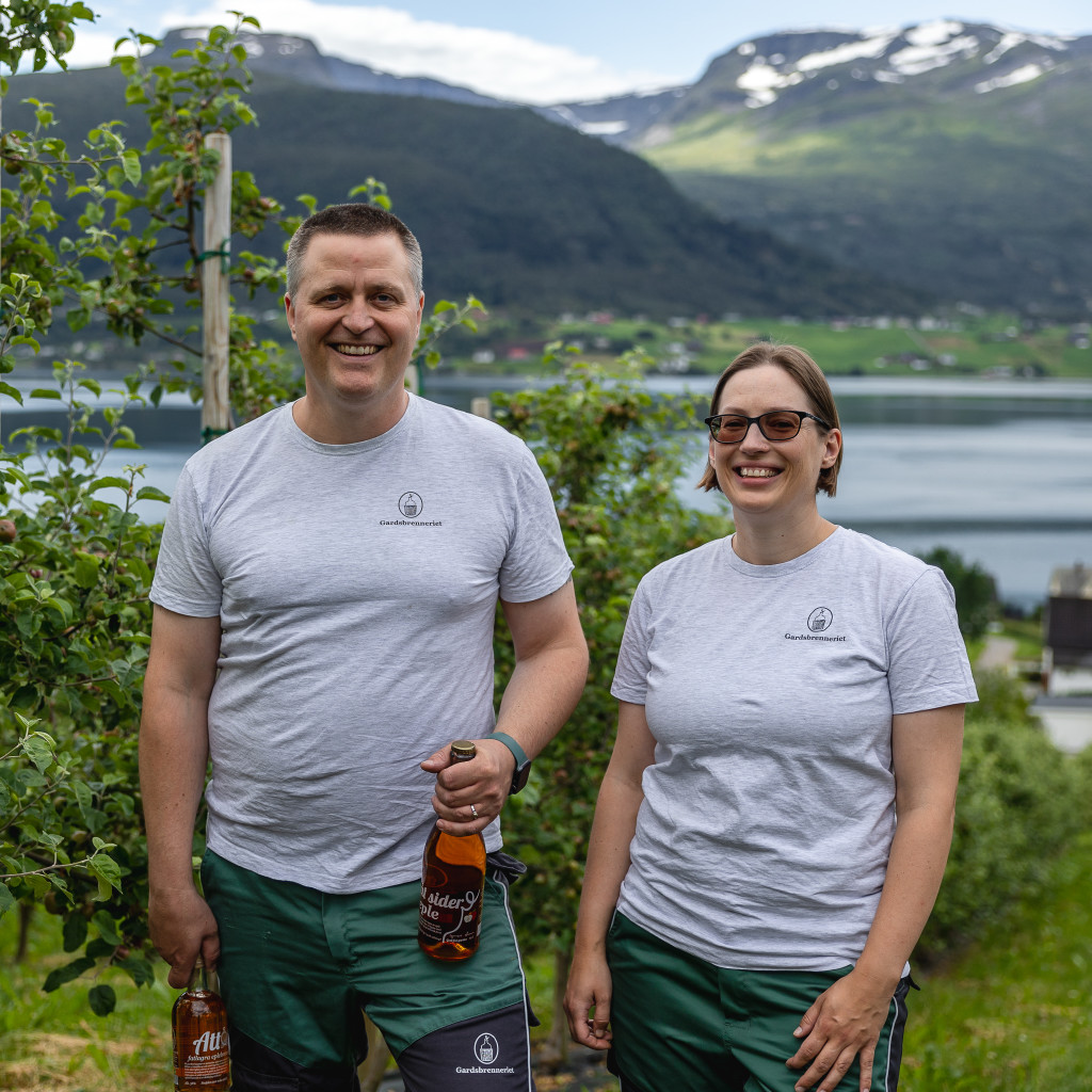 Synnøve og Jann - to sivilingeniørar i kjemi - tok over garden i 2010. Her i eplehagen.