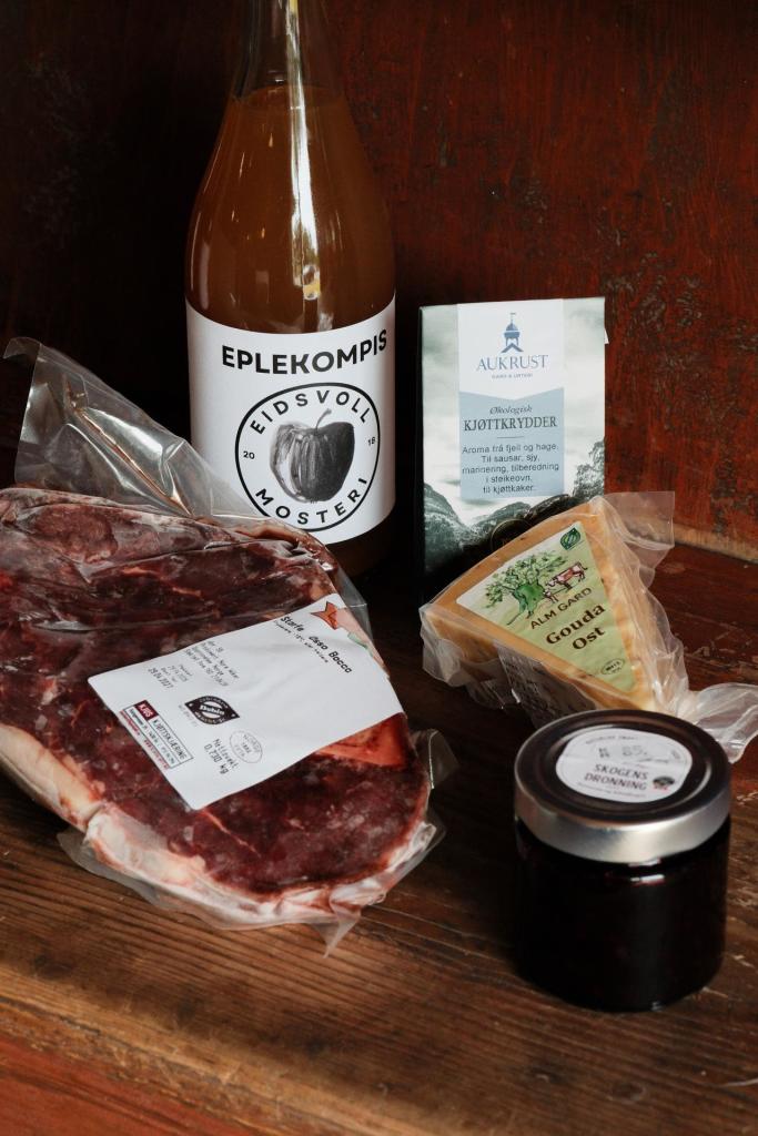 Osso Bucco fra gårdens egne kuer, eplemost fra Eidsvoll Mosteri, Gouda Ost fra Alm Gard, Krydder fra Aukrust og syltetøy fra Elverum