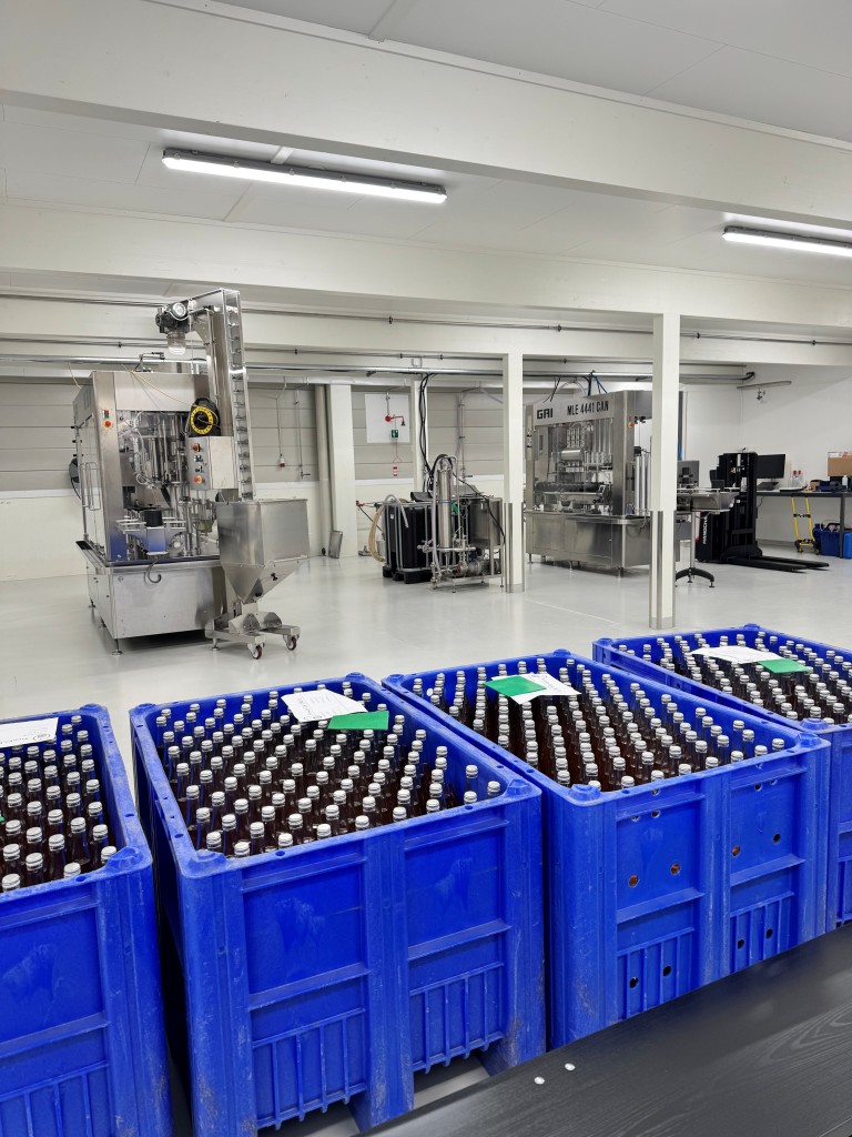 I Industrivegen 12 har vi eit moderne tapperi der vi tappar våre eigne produkt.