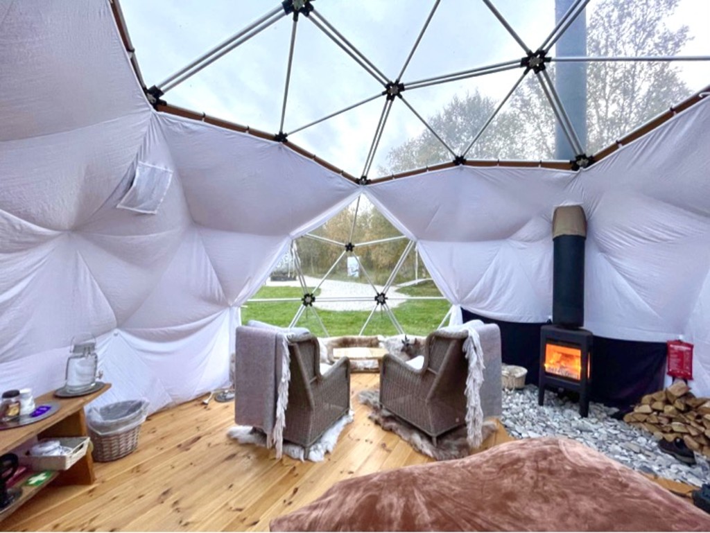 Glampin-Dome: Utsikt mot skulpturen vår "The original Icon of Wild Caribou" og villmarken