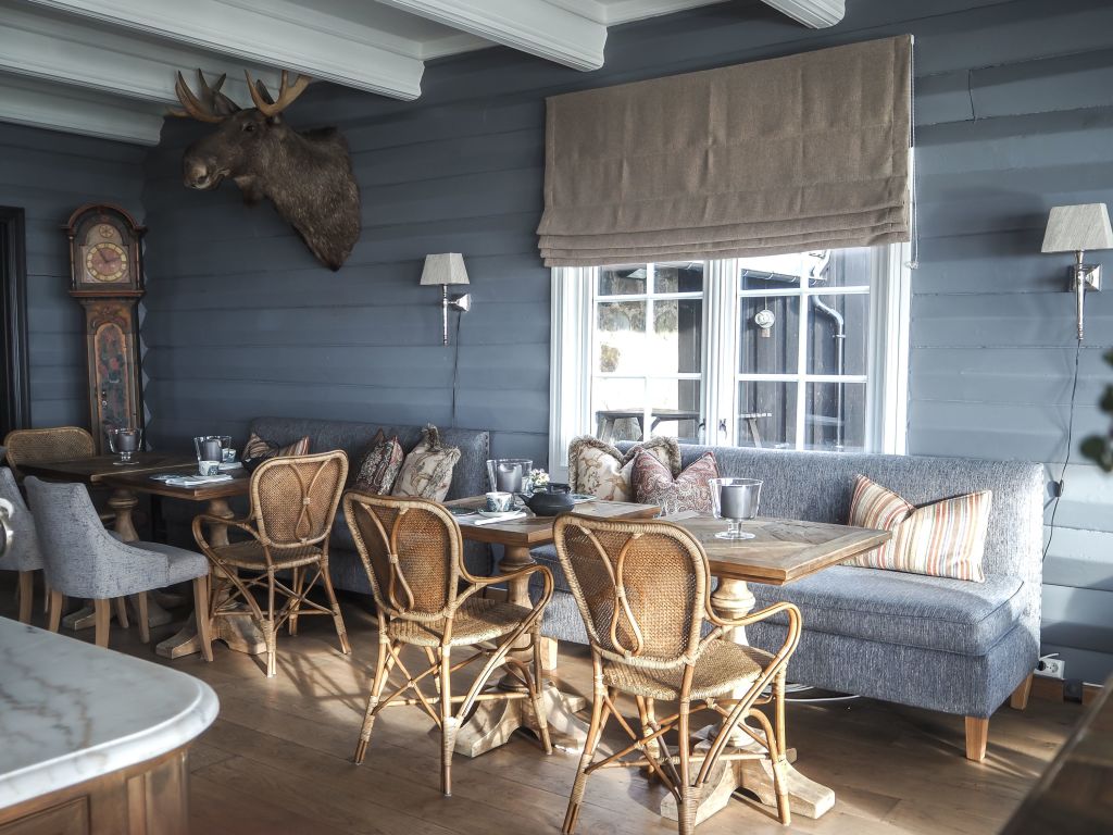 Nyt den gode samtalen over et godt måltid med panoramautsikt i Peisestuen Mat- & Vinbar.