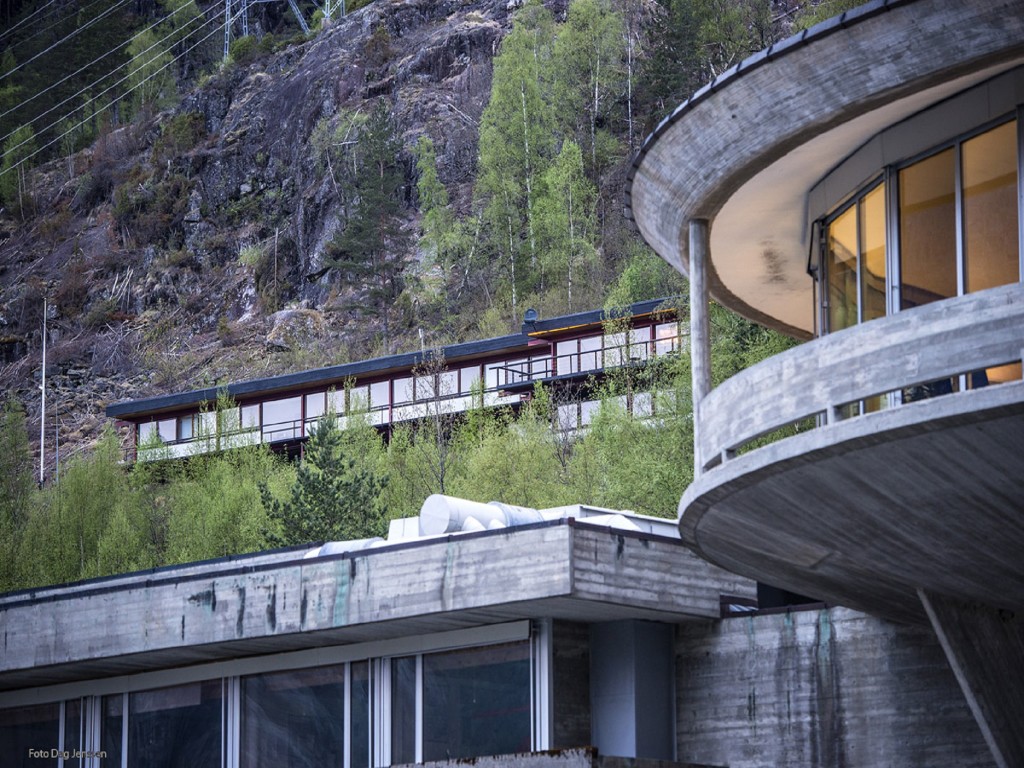 Litt av den spesielle arkitekturen på Nesflaten.  Hotellet lokalisert øverst i bakgrunnen