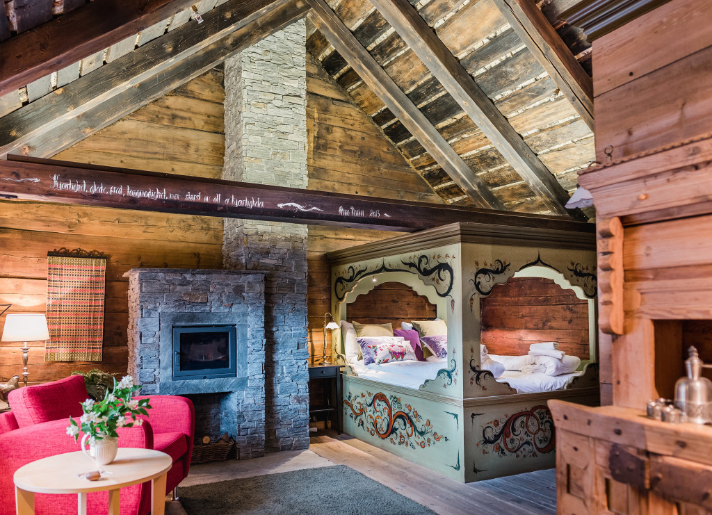 Eldhuset", den gamle årestova frå 1600-talet, eit av seks hotellrom i Gardshuset.