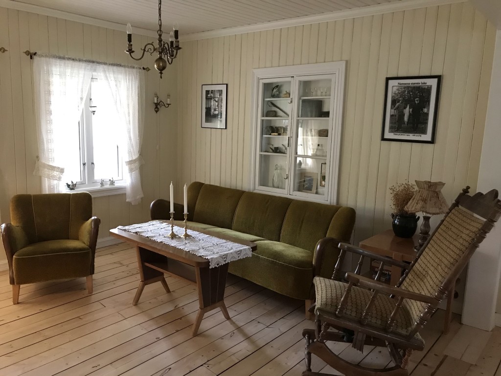 Stue med med mye laksehistorie