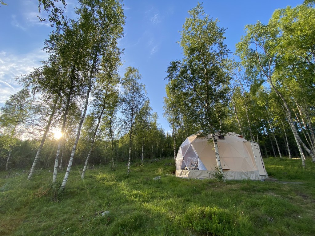 Glamping i Domen 
Her kan du sove i gode senger med vame dyner. Domen har vedovn som gir lun varme og trivelig stemning. Det er 4 sengeplasser i hver dom. Frokost serveres i fjøset- med hjemmbakt brød og syltetøy fra egen bæråker. Det er toalett og dusj i fjøset.