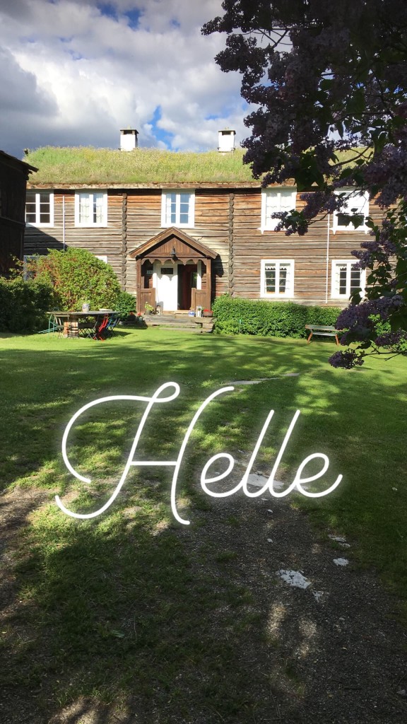 Helle er en gammel vakker gard som ligger i Vågå, med flott utsikt over Vågåvatnet. På begynnelsen av forrige århundret var det pensjonat på garden, der folk fra Oslo-området kom for å tilbringe en del av sommeren i vakre omgivelser og helsebringende luft. Mange malere var av de faste gjestene, da Vågå også er kjent for det spesielle lyset i tillegg til mange vakre motiv.
Det gamle preget er ivaretatt med de gamle vaskestellene på rommene, men et nytt bad med dusj finnes på gangen i Øvre stugu.
Tørrstugu, som inneholder sengeplasser, kjøkken, peis og bad, kan leies for selvhushold. Passer for kjærestepar eller familie på inntil 4 personer.