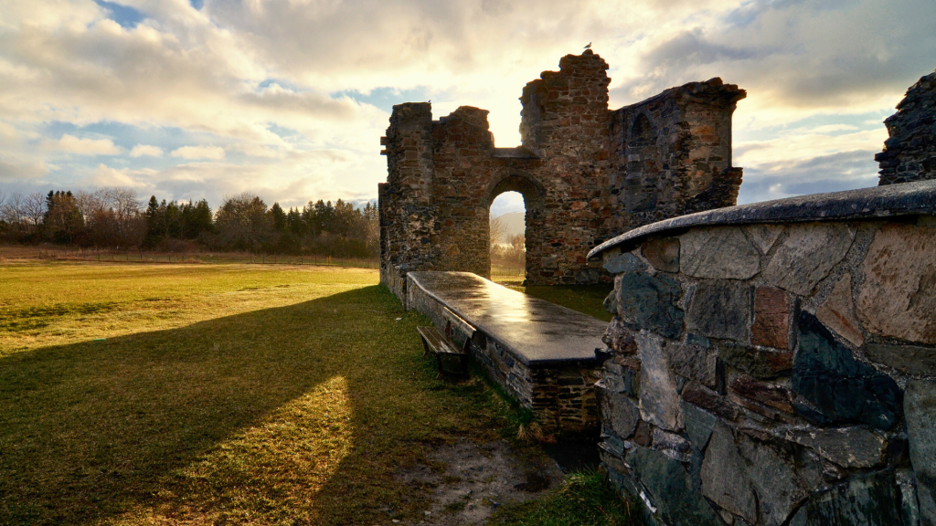 Klosterruinen på Tautra – like ved restauranten.