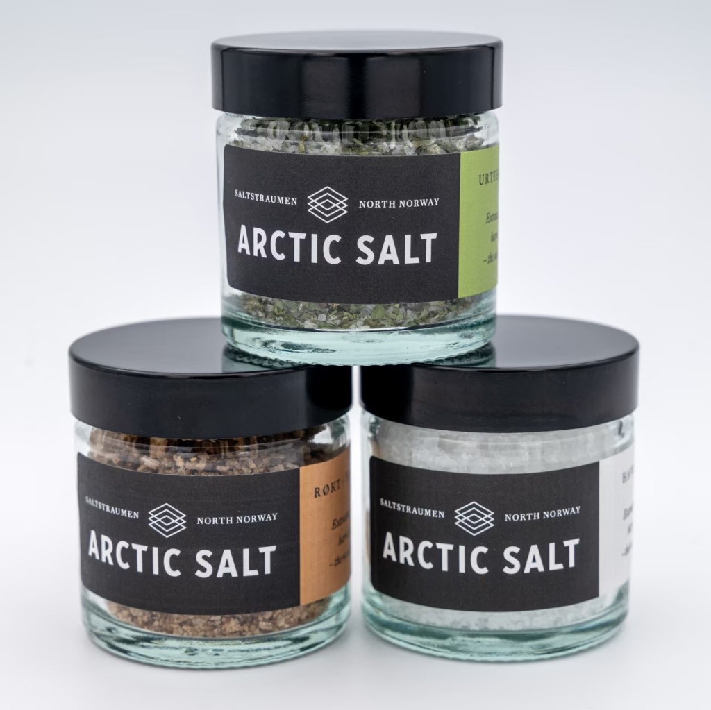 Arctic Salt – Tre smaker fra Saltstraumen

🧂 Naturell
Rent, håndlaget havsalt med den naturlige smaken av arktisk sjøvann fra Saltstraumen.
🌿 Løpstikke
Vårt havsalt tilsatt løpstikke – en tradisjonsrik urt med fyldig og aromatisk smak, ofte kalt «nordens selleri».
🔥 Bjørkerøkt
Havsalt røkt over bjørk for en mild og balansert røyksmak som passer perfekt til kjøtt, fisk og grønnsaker.
