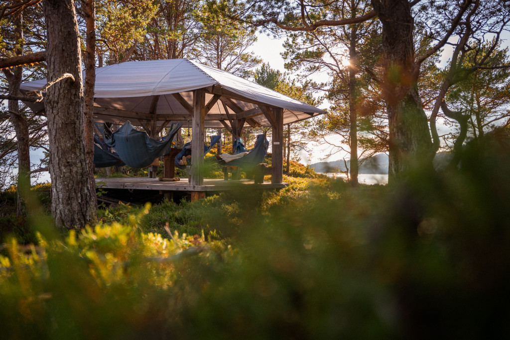 Hengekøyeovernatting på Tustna Ladestasjon.