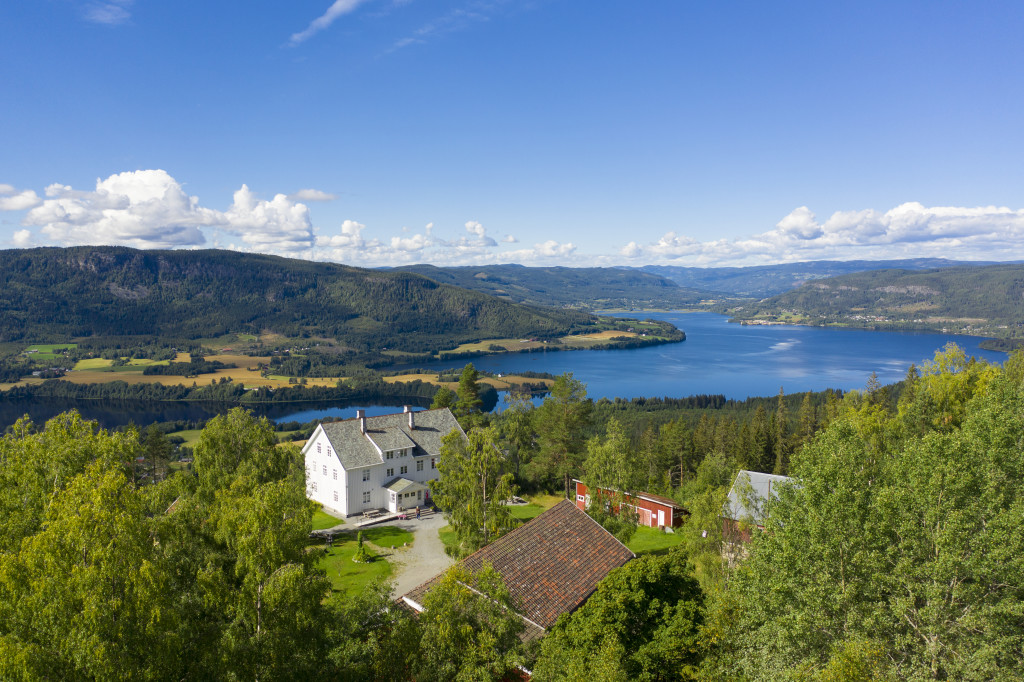 Granum Gård med utsikt mot Randsfjorden og Dokkadeltaet fotografert med drone. Det er muligheter for fiske i Randsfjorden. På Dokkadeltaet Våtmarkssenter kan du bl.a. låne kano og kikke på fuglelivet fra utkikstårnet. Det gamle tunet har fått stått intakt i flere hundre år og vi har smie, sag, fjøs og låve som lager stemning og har historie fra flere generasjoner på gården. Saga er nettopp restaurert ved hjelp av midler fra kulturminnefondet.