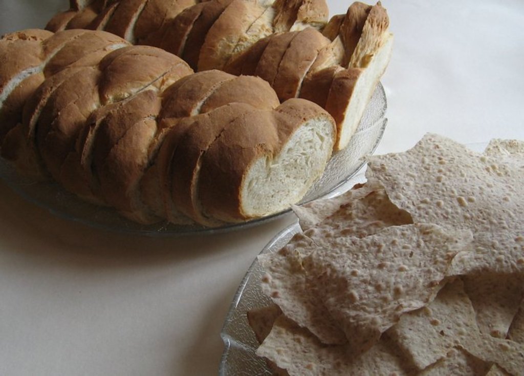 I vårt heimebakeri bakar vi alt sjølve. Her er vår heimelaga fletteloff og flatbrød som vi bruker til blant anna koldtbord og sel dagleg på vårt utsalg.