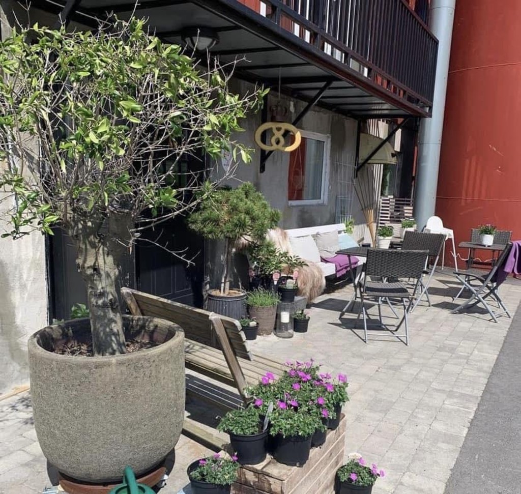 Kaféen har en trivelig uteplass