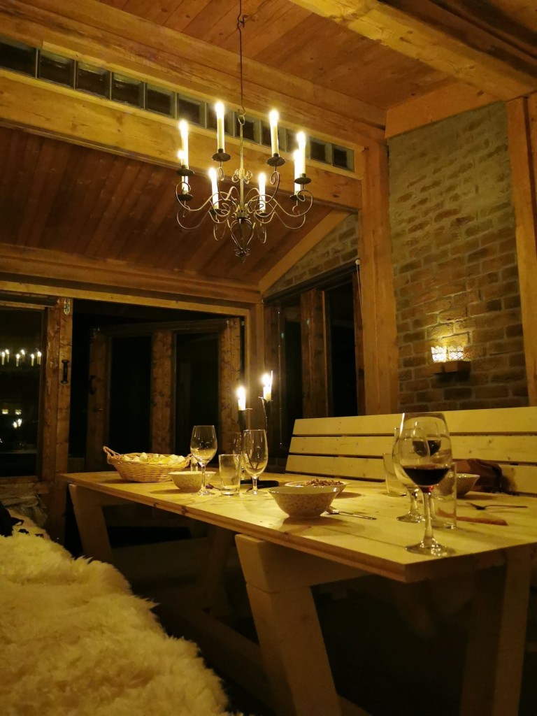 Gapahuken har vegger og dør, og kan brukes som en enkel hytte.