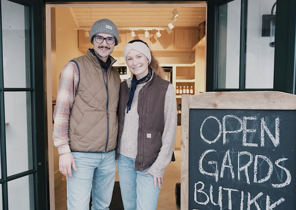 Gardsbutikken på Torheim Gard er sjølvbetjent, utenom ved kjøp av gardens sider. Her finn ein alt frå eplesidereddik, eplemost, ferske grønsaker i sesong, surkål, spekemat og mykje anna godt. Alt økologisk, lokalt eller bærekraftig framstilt, frå oss, folk vi kjenner til og stoler på.