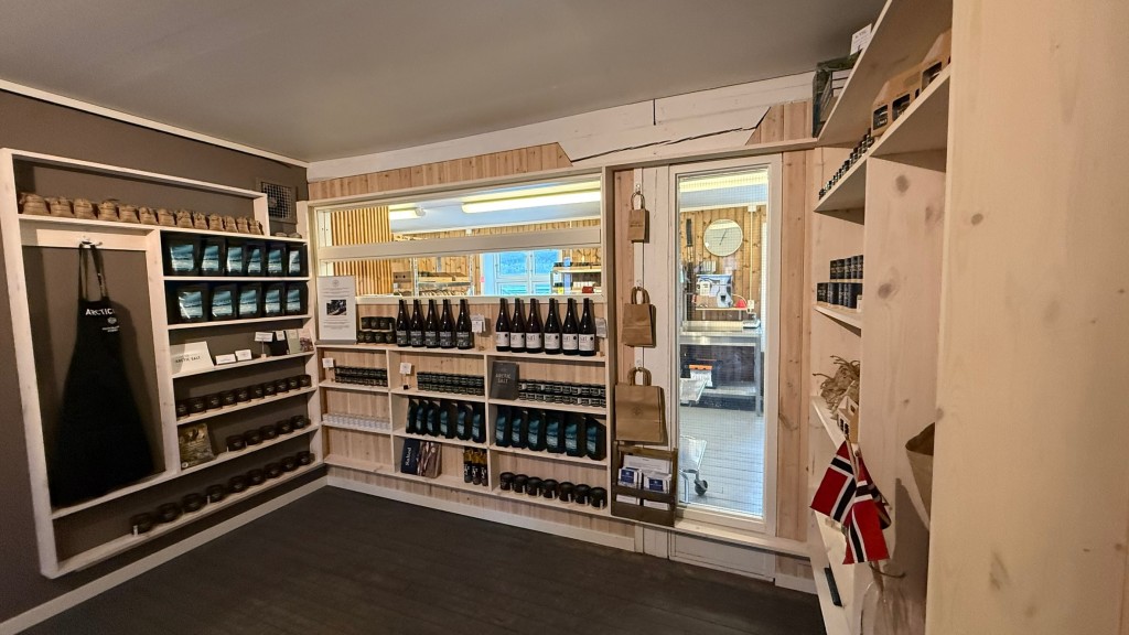 I salgsutstillingen på Saltbrygga finner du Arctic Salt og andre lokale produkter fra Nordland.
Her samler vi smaker, håndverk og historier fra vår egen region.