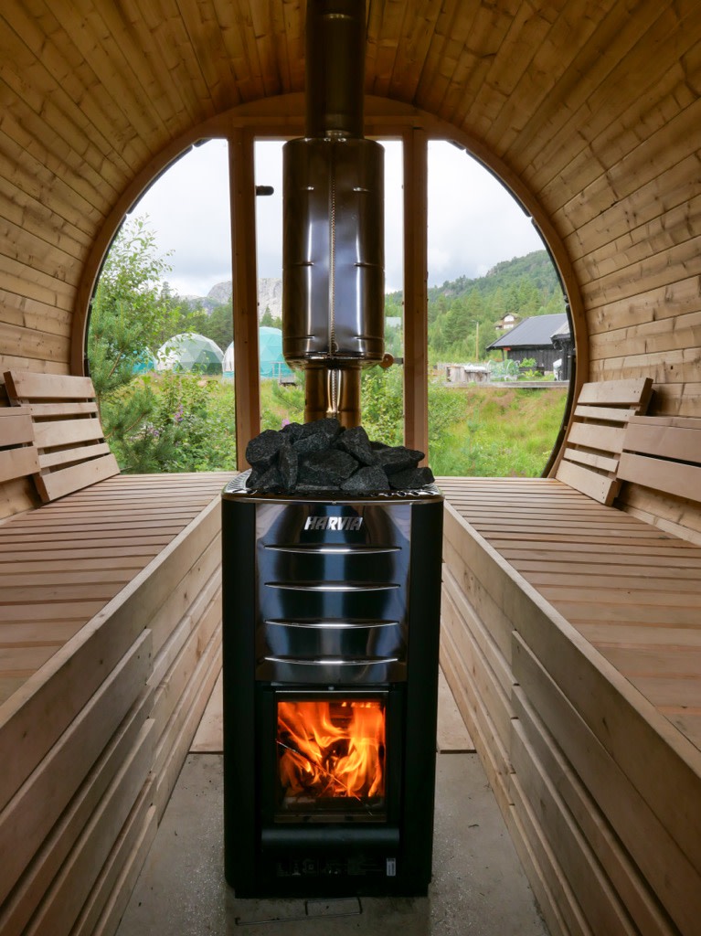 Vår deilige badstu/sauna har plass til 8 personer.