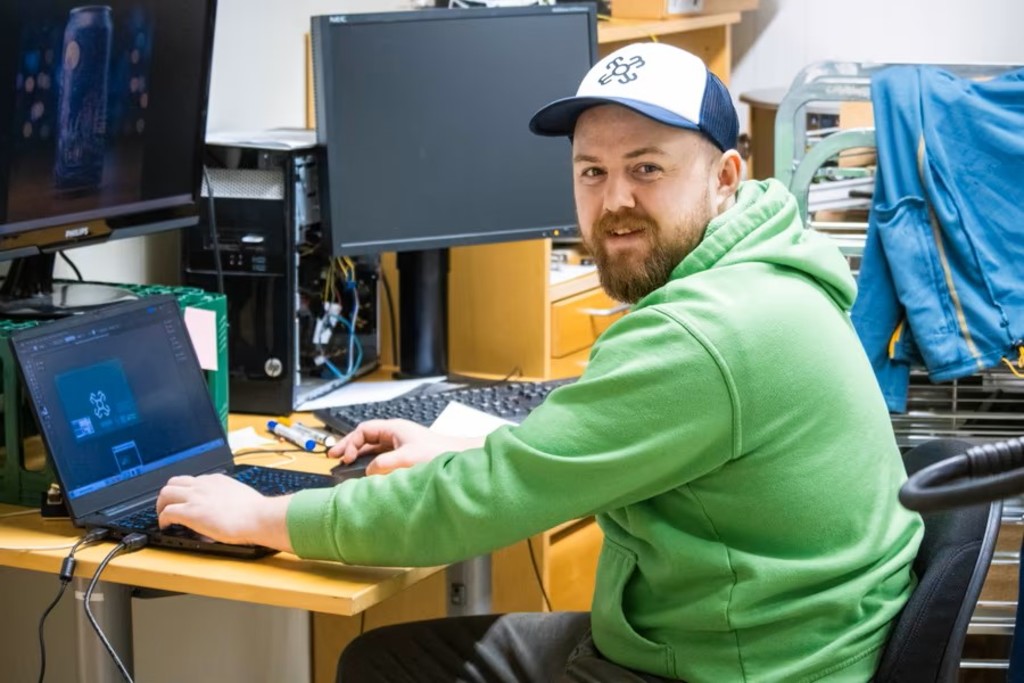 Mike er selvlært designer i tillegg til utdannet brygger. Han hjelper deg med egen etikett til bryllupet, julegave til bedriftens ansatte, jubileum, whatever!