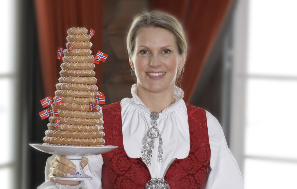 Kate Günther Ellefsen, gründer og kransekakebaker klar for 17.mai feiring.