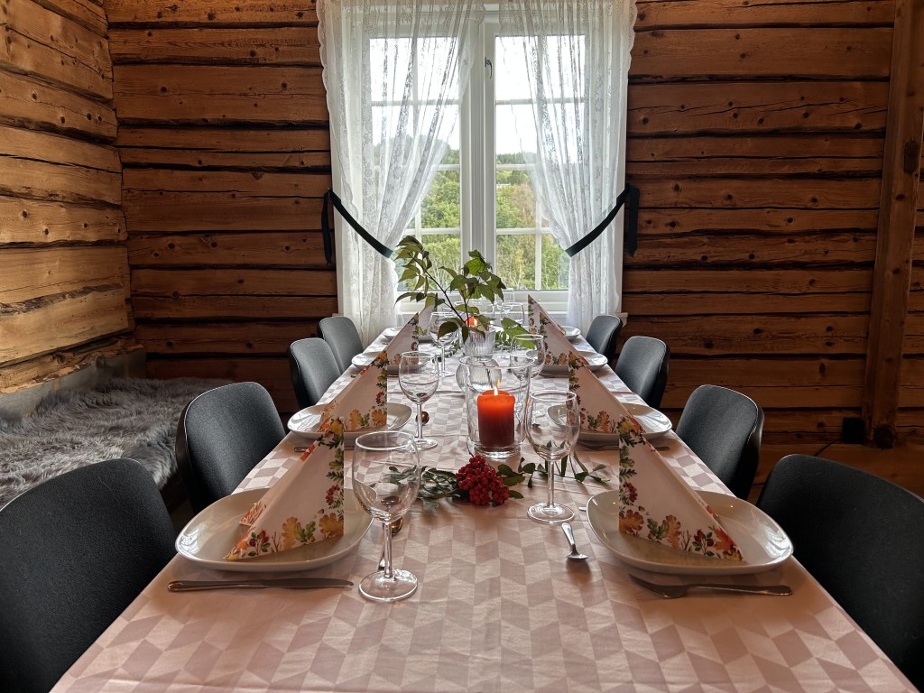 Lokalet pyntet til middag