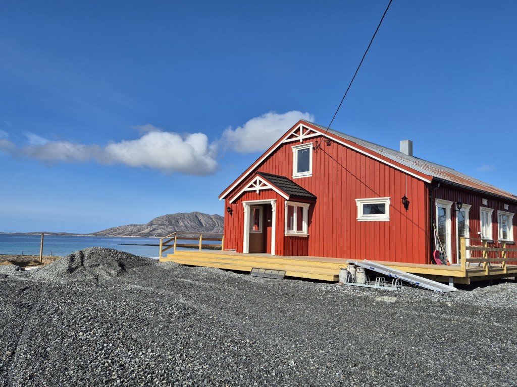 Meieriet og gårdsbutikken med Torghatten i bakgrunnen.