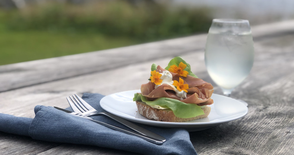 Hjembakt brød med lokal spekemat og grønt fra gården - Eller som vi kaller det: Ei kakskiv
