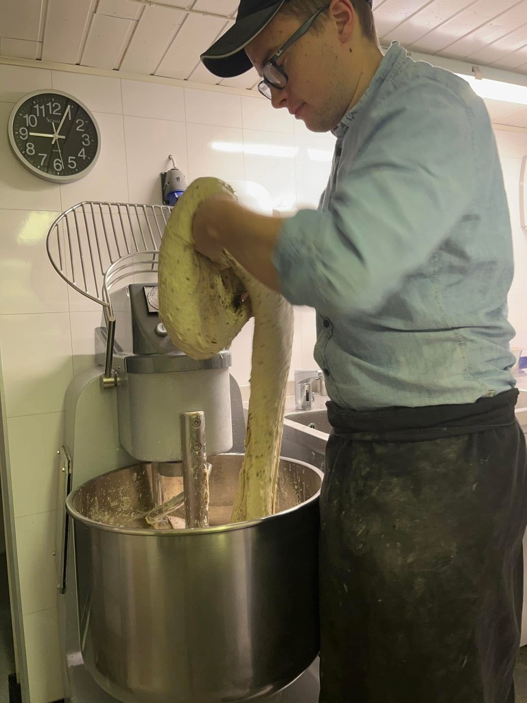 Vi bruker melk fra gårdens kyr i søtbaksten.
