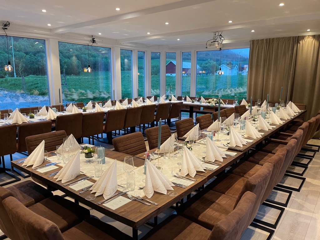 I vår flotte restaurant "Vinterhagen" kan vi dekke til selskap fra to til seksti gjester.