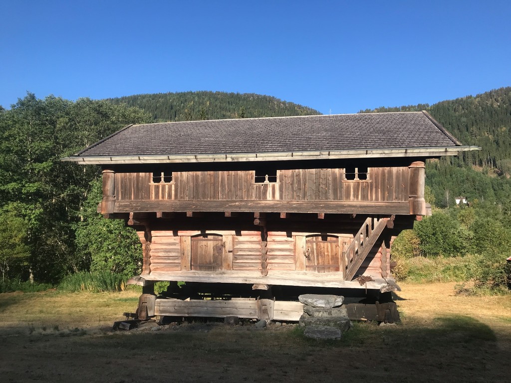 Sevleloftet (datert til ca. 1632), blir omtalt som både "Norges vakreste stabbur" og "snekkermannskunst" på grunn av sin særegne arkitektur.