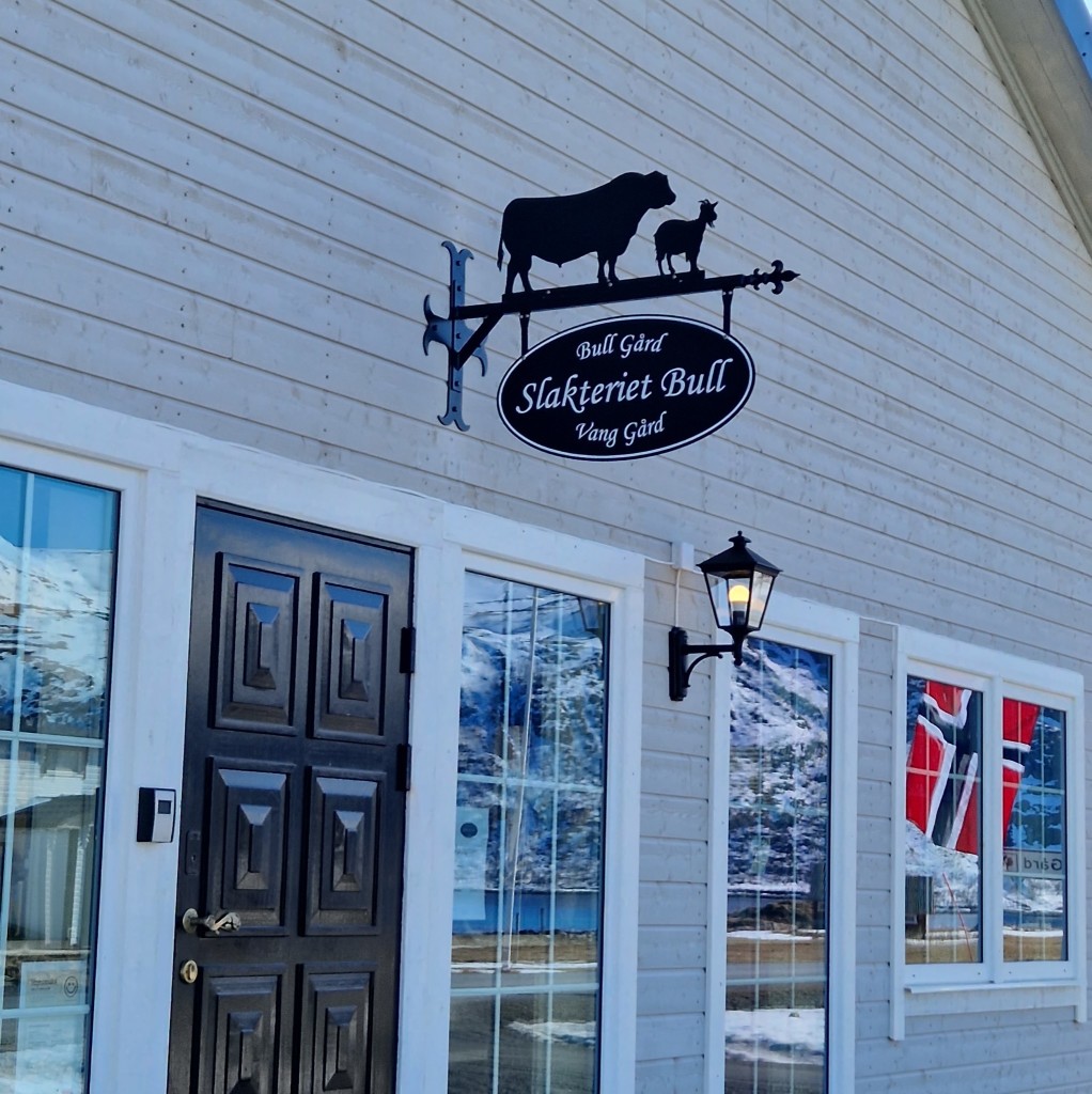 Inngangspartiet til Slakteriet Bull, Gårdsbutikken befinner seg på Vang Gård, se gjerne etter Slakteriet Bull i google maps så finner du frem.