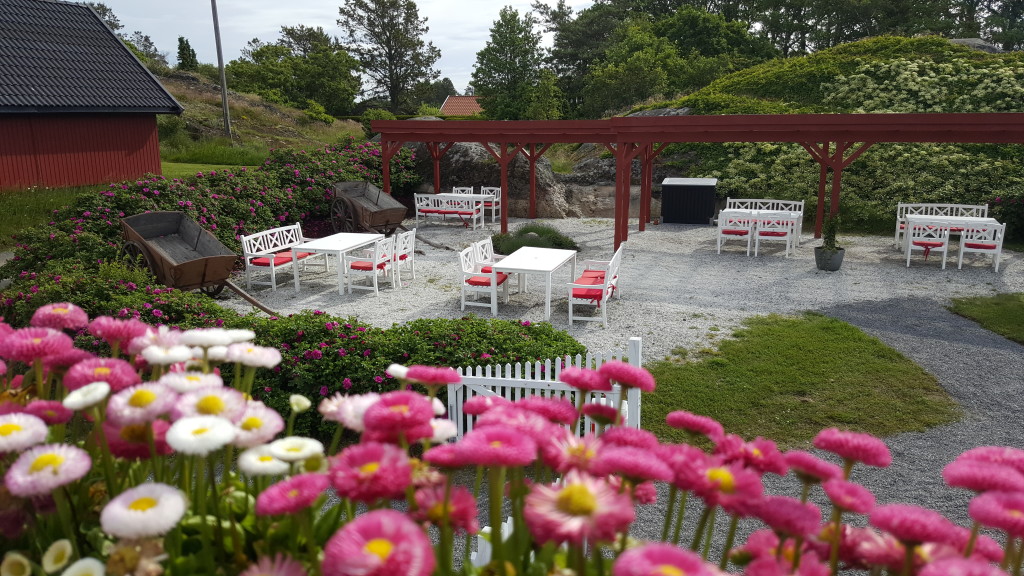 Uteplass tilknyttet Kafe, her sett fra veranda med fler sitteplasser