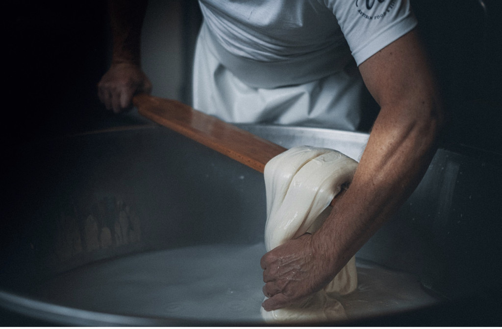 Her strekkes vår Mozzarella laget av upasteurisert økologisk melk fra utvalgte lokale gårder.