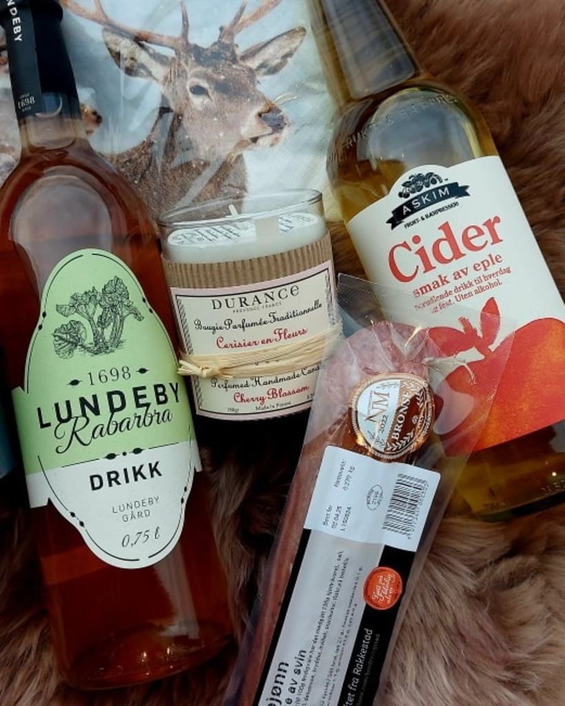 Rabarbradrikke fra Lundeby, produkter fra Askim Frukt og Bærpresseri, spekepølser fra Brødrene Ringstad.