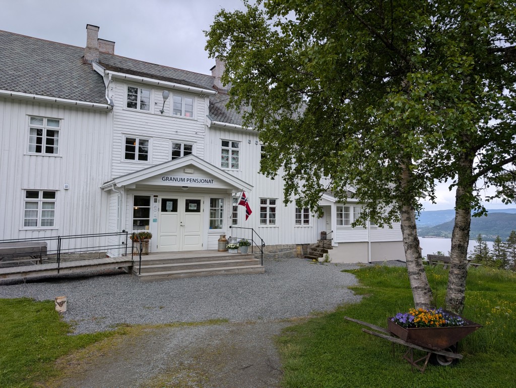 Granum pensjonat sett fra inngangspartiet med utsikten mot Randsfjorden.