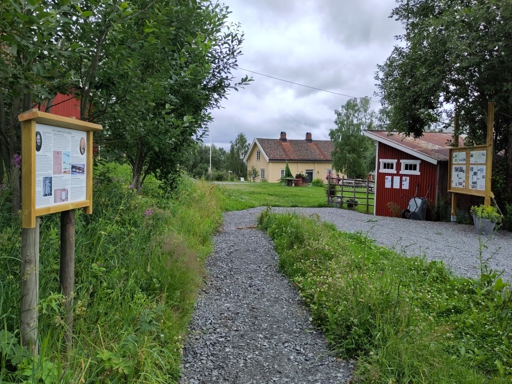 Sommeren 2023 åpnet vi krigsminnestien på Granum. Pga at gården ble okkupert av tyskerne under 2. verdenskrig og det ble opprettet en tysk flyobservasjonspost her så har formidling av krigshistorien og hvordan livet var mellom menneskene her blitt en viktig del av arbeidet her. Vi har mottatt støtte fra Riksantikvaren via Innlandet Fylkeskommune for å ta vare på bunkeranlegget og lage informasjonsmateriell om historien her og hvordan man levde sammen som venn og fiende.